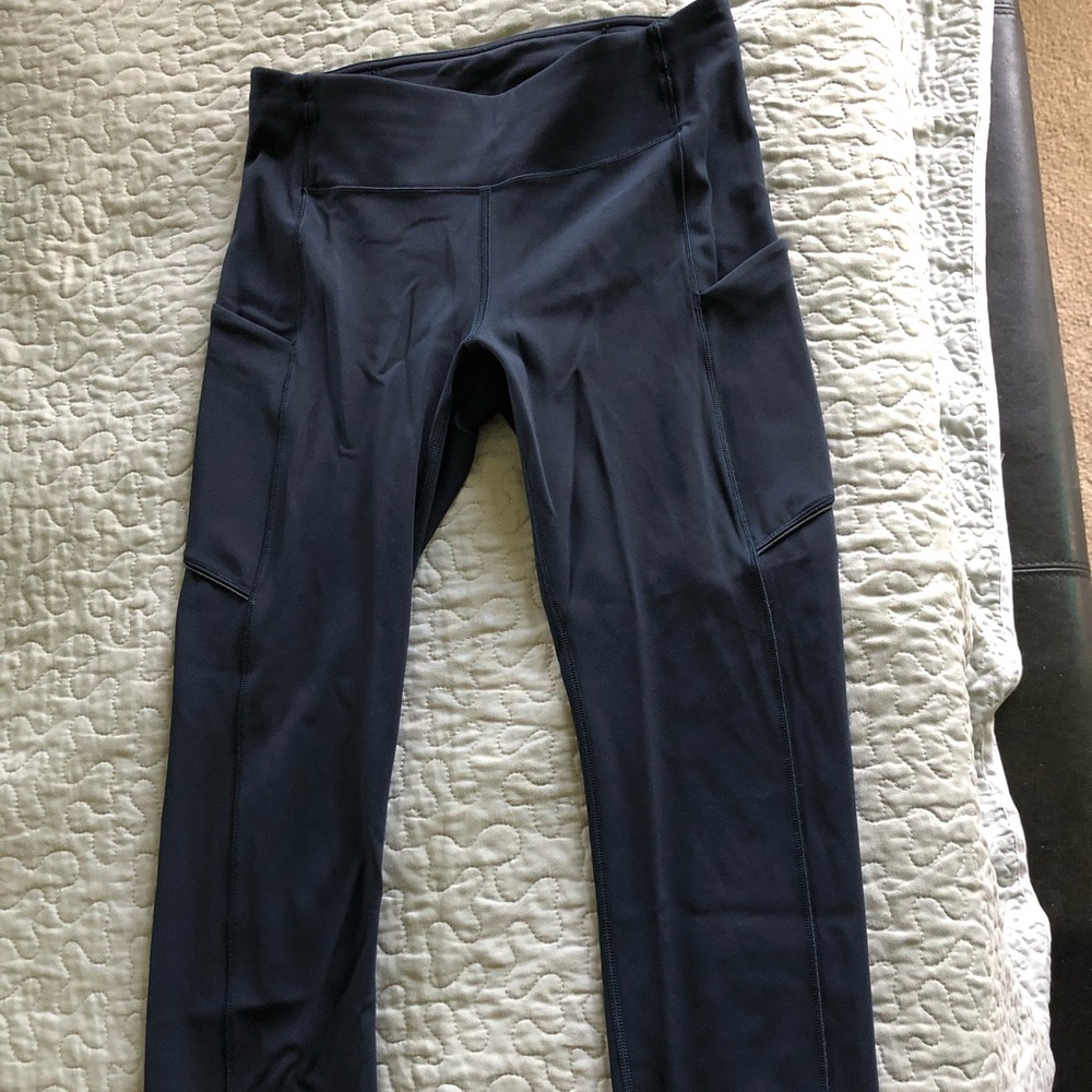 lululemon cropped navy leggings